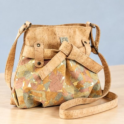 Découvrez notre sac bandoulière en liège patchwork multicolore, léger et original, avec son joli nœud décoratif. Fabrication por